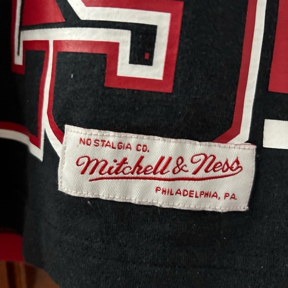 Mitchell N Ness Chicago Bulls men’s Black and Red T-Shirt - Picture 2 of 4